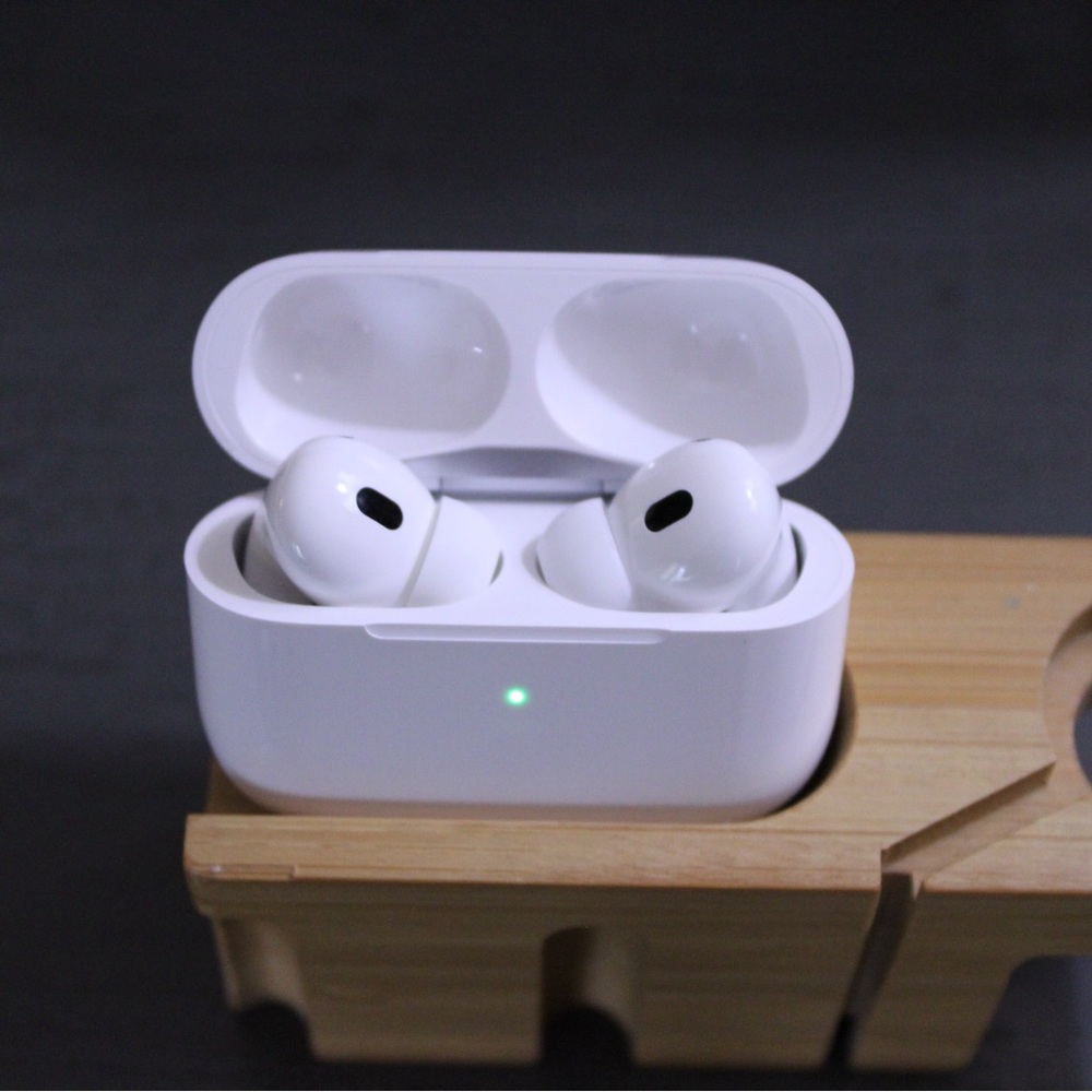 Apple White Earbud Headphones with Case